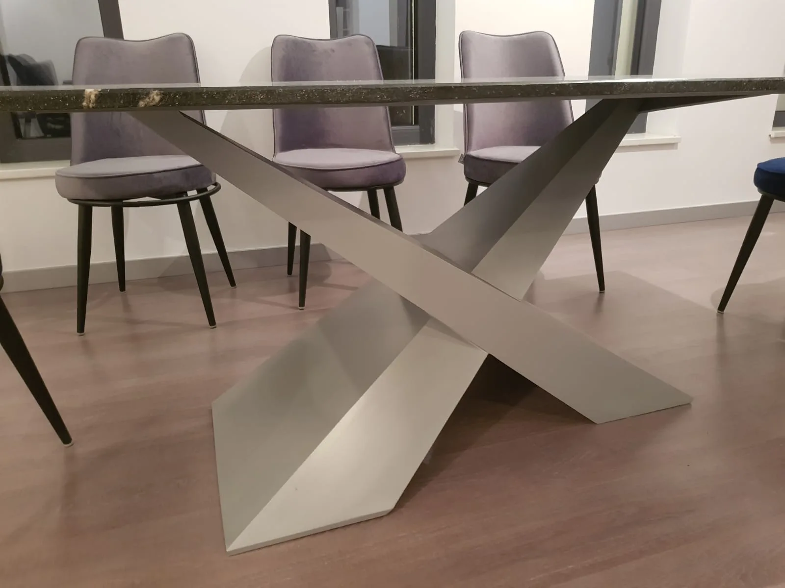 Cadre și mobilier metalic – imagine principală
