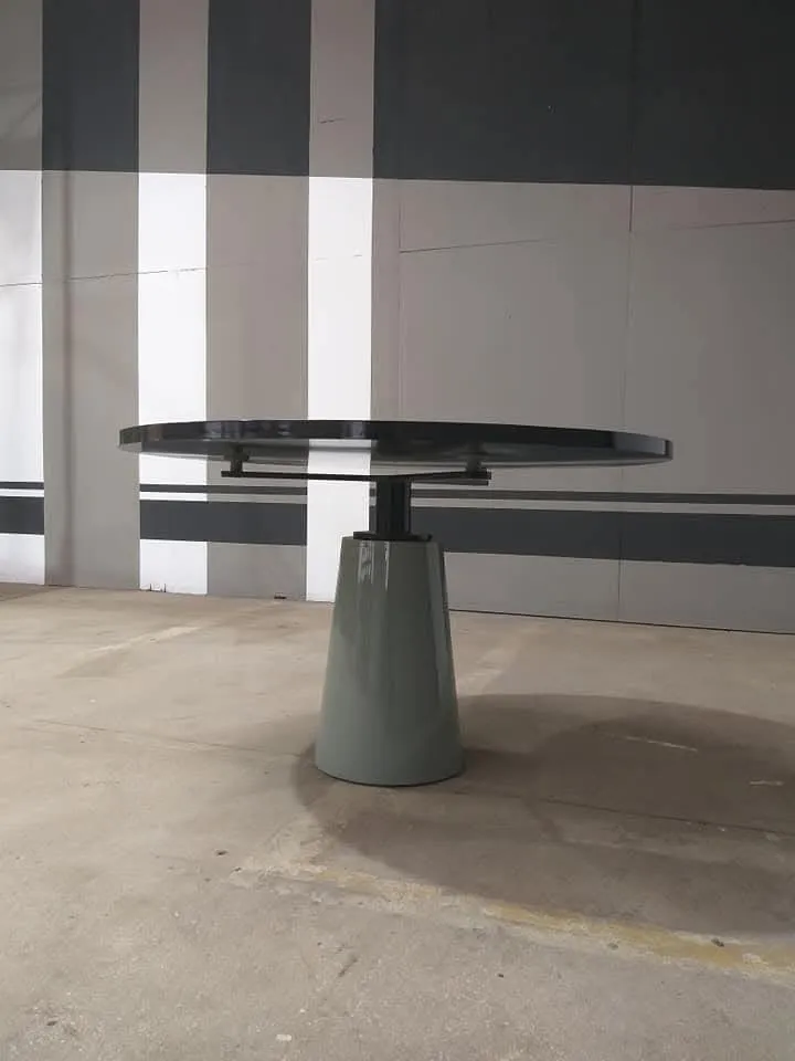 Cadre și mobilier metalic – 1 masa metalica