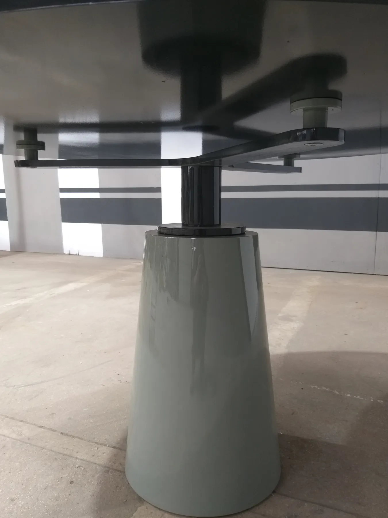 Cadre și mobilier metalic – masa metalica