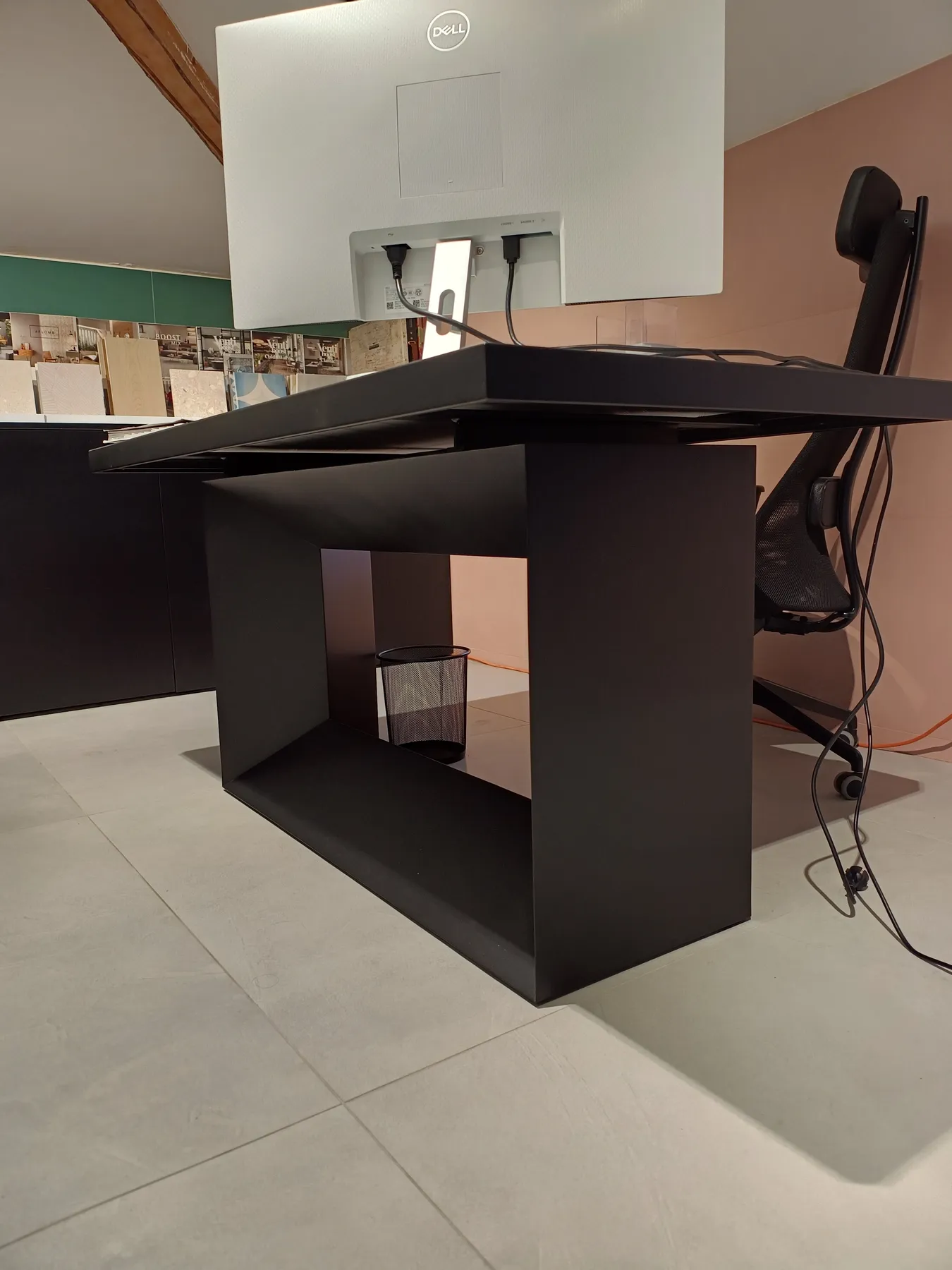 Cadre și mobilier metalic – birou