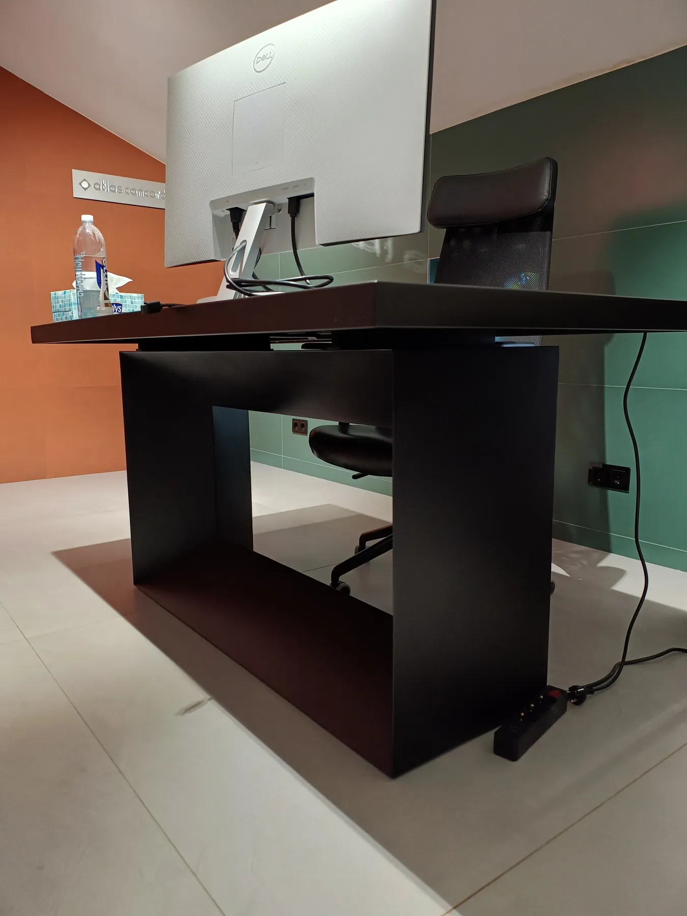 Cadre și mobilier metalic – birou