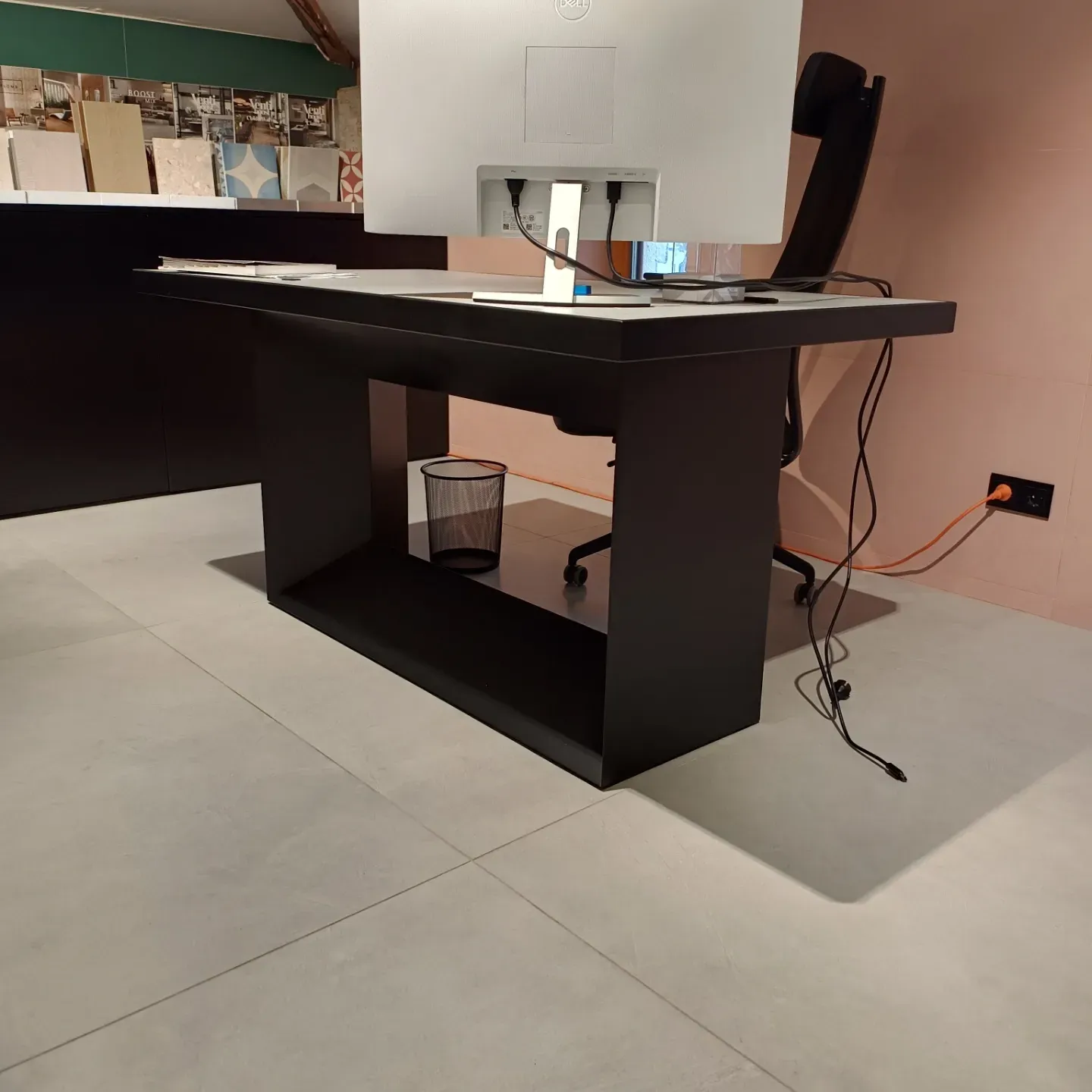 Cadre și mobilier metalic – birou