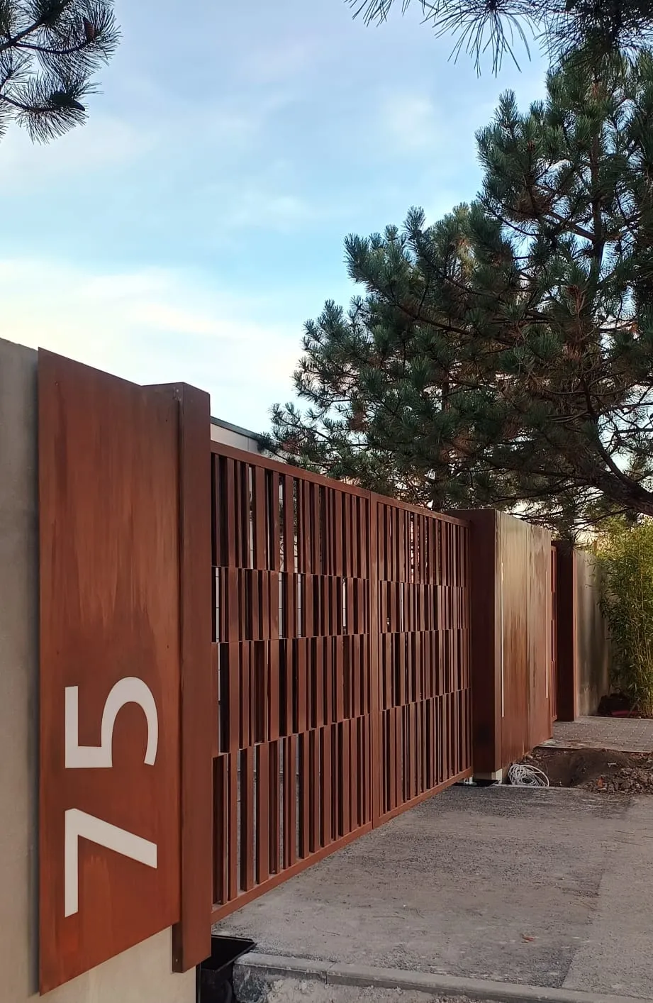 Garduri și porți metalice – gard corten